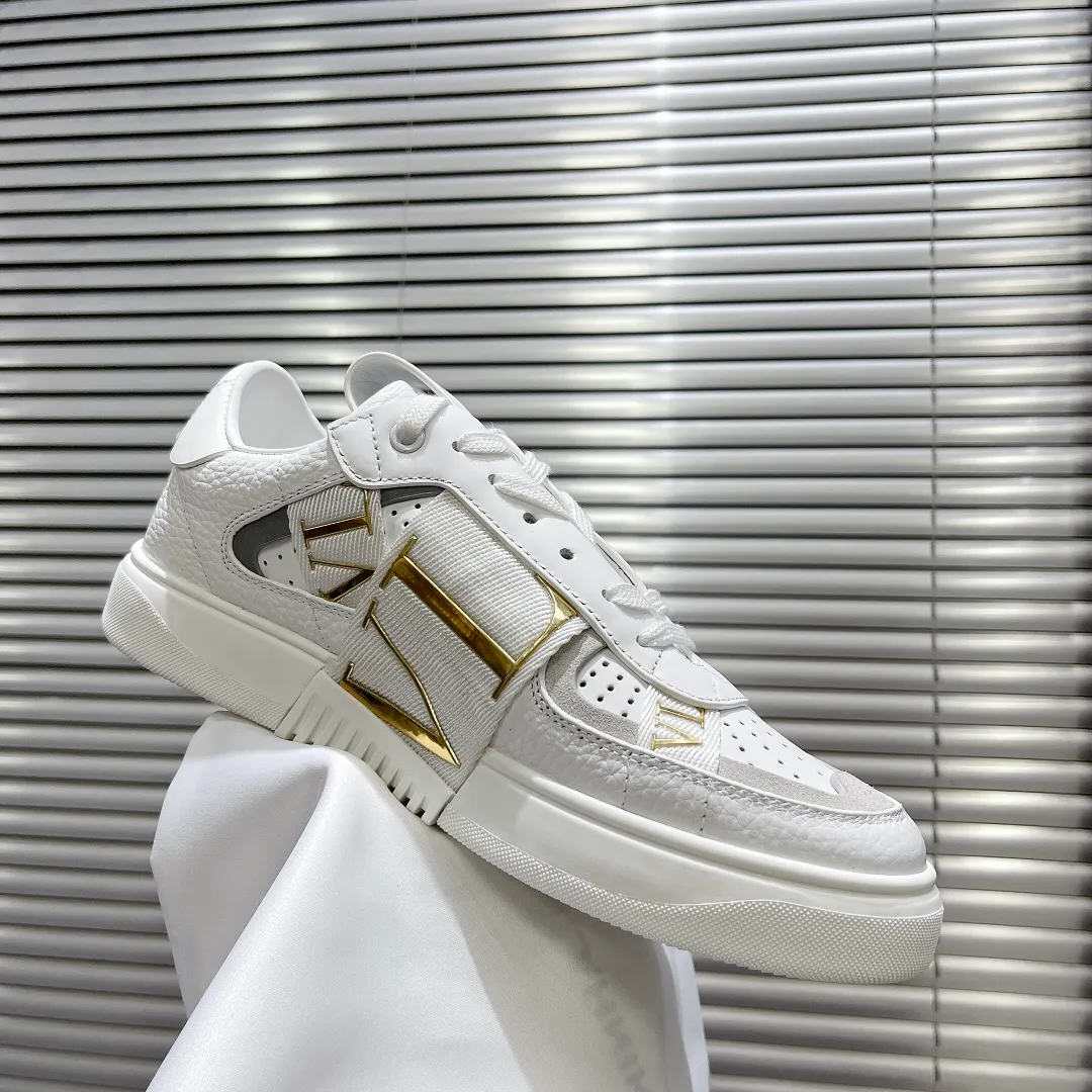 👟👟Ex-factory price 600👟👟 Valentino ONE STUD calfskin lace-up sneakers. Soft suede low-top sneakers, classic and versatile, couple's sneakers, special goods, worth buying! A pair of simple shoes with unique details will save you from the difficulty of dressing. OneStud sneakers, with quilted plaid and oversized rivets, create an eye-catching punk style and get rid of the heavy feeling of this season's clothing. Upraise calfskin derby shoes, with exquisite leather construction and simple silhouette, and smooth lines set the tone of coolness, are a versatile item in the wardrobe. There are more Valentino boutique shoes waiting for you to unlock! It’s time to get the shoes you’ve been coveting for a long time! Officially on sale 7,+++ - Seven straps, decorated with metallic rubber effect. Decoration on the back and tongue. Size 35-44.